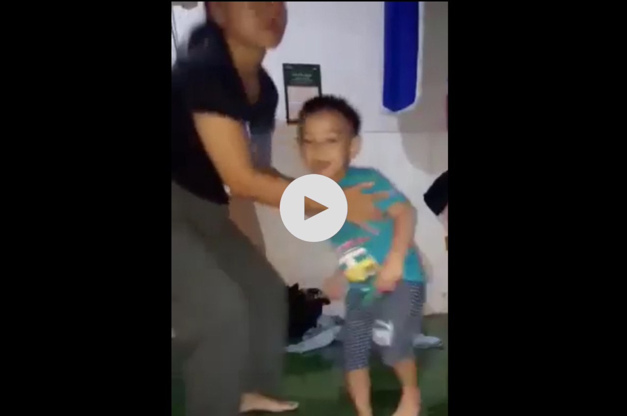 Adik kakak baju biru видео